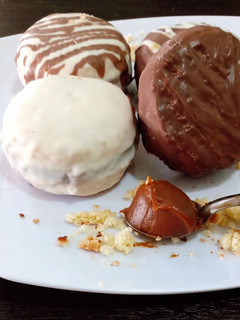 Una foto de Alfajores de coco de dulce de leche y chocolates