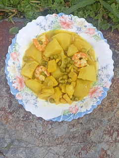 Una foto de Patatas con sepia y guisantes