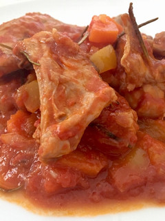 Una foto de Conejo con tomate y verduritas