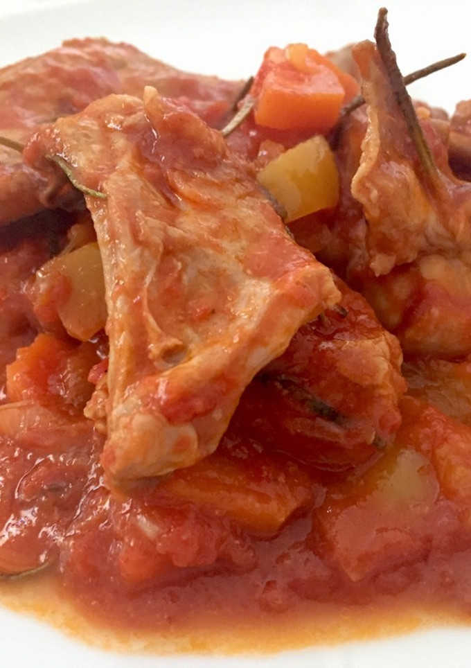 Una foto de Conejo con tomate y verduritas