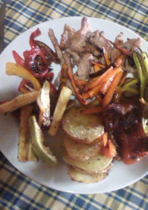 Una foto de Cerdo a la chapa (planchetta) con vegetales