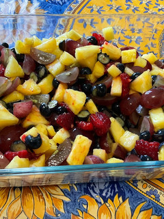 Une photo de Salade de fruits rouges, ananas et raisin