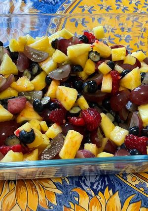 Une photo de Salade de fruits rouges, ananas et raisin