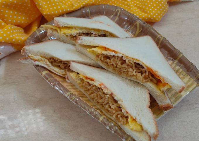 Cara bikin Sandwich Indomie goreng
