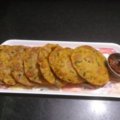 A picture of Methi alu ke masala puri.
