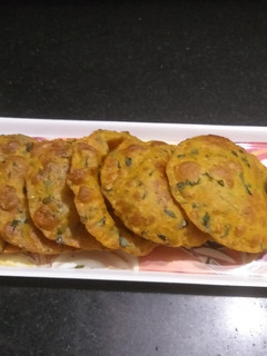 A picture of Methi alu ke masala puri.