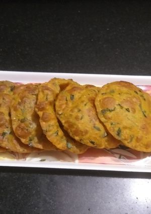 A picture of Methi alu ke masala puri.