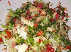 Una foto de Ensalada de lentejas y tirabuzones