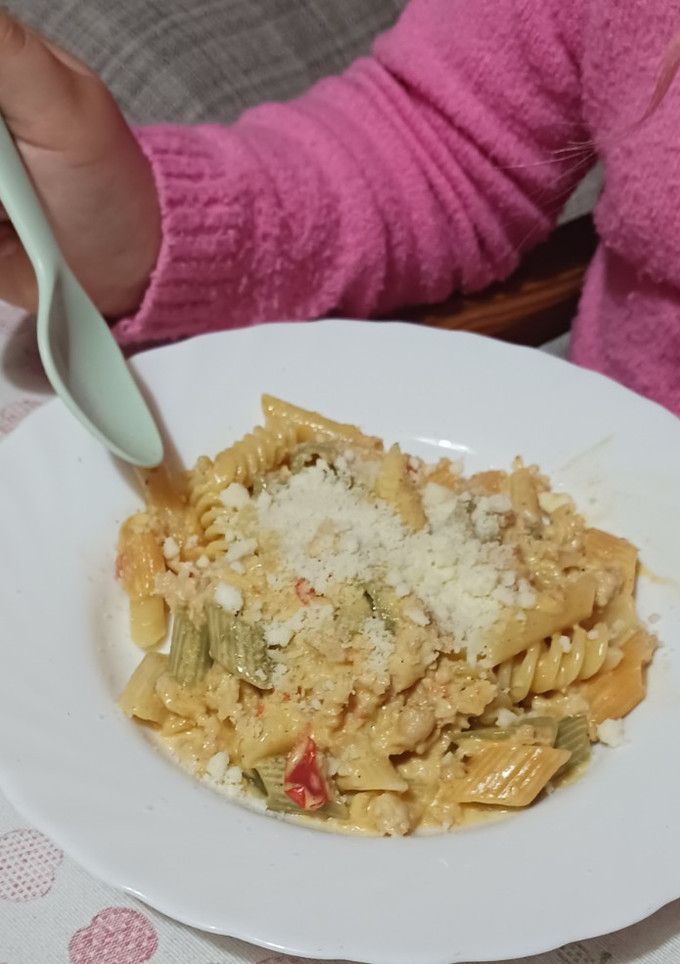 Una foto de Pasta con pollo sabor burritos