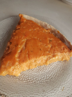 Una foto de Tarta de calabaza y salsa Blanca cremosa🥧