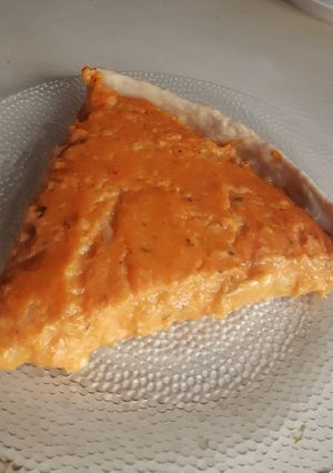 Una foto de Tarta de calabaza y salsa Blanca cremosa🥧
