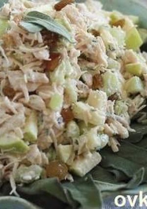 Фото Куриный салат с яблоком и сельдереем.