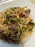 Noodles saltati con verdure e bocconcini di scottona marinati