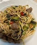 Noodles saltati con verdure e bocconcini di scottona marinati