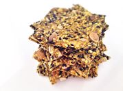 Una foto de crackers de semillas y avena