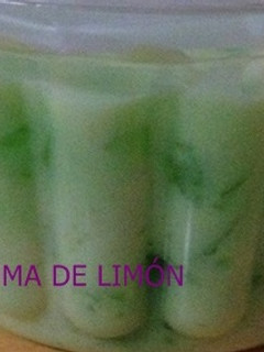 Una foto de Gelatina espuma de limón
