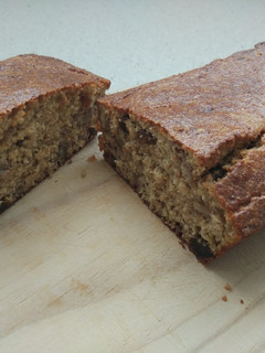 Una foto de Bizcocho de avena y naranja con pasas y nueces