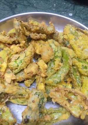 કડકડિયા મરચા ના ભજીયા(bhjiya) રેસીપી મુખ્ય ફોટો