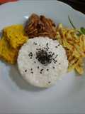 Nasi Uduk, Tempe Bumbu, Crispy Almond Asam Manis, Telur Dadar