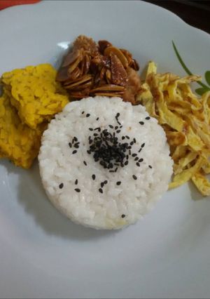 Foto resep Nasi Uduk, Tempe Bumbu, Crispy Almond Asam Manis, Telur Dadar