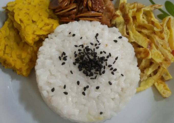 Nasi Uduk, Tempe Bumbu, Crispy Almond Asam Manis, Telur Dadar