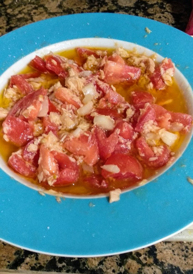 Una foto de Tomate con Atún y Cebolla