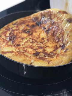 Una foto de Tortilla de patata con cebolla caramelizada, ñammmmm!