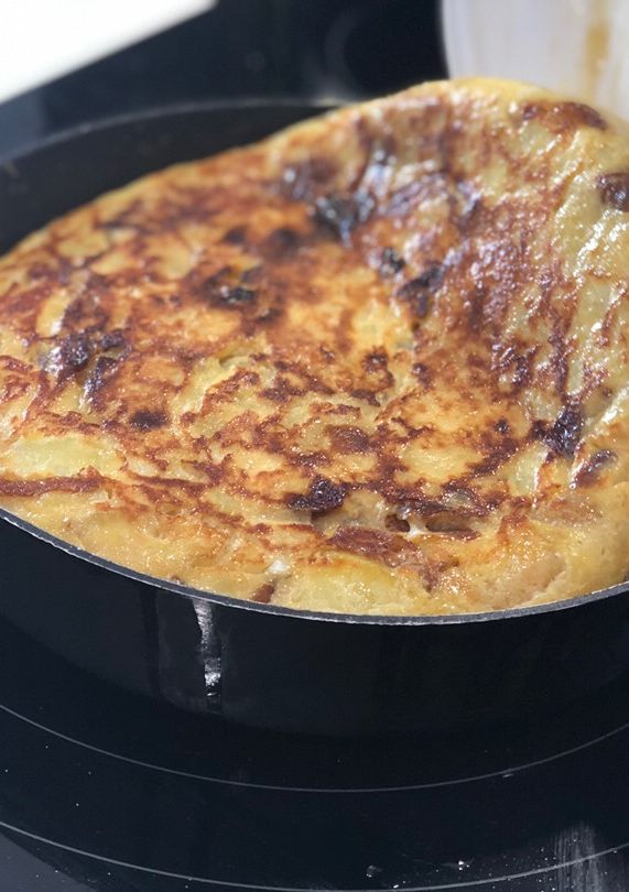 Una foto de Tortilla de patata con cebolla caramelizada, ñammmmm!