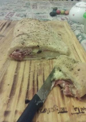 Una foto de Calzón de jamón y queso