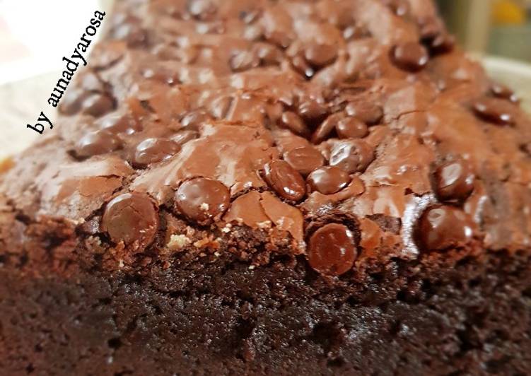 Langkah Mudah untuk Menyiapkan Fudgy brownis with shiny crust, Enak Banget