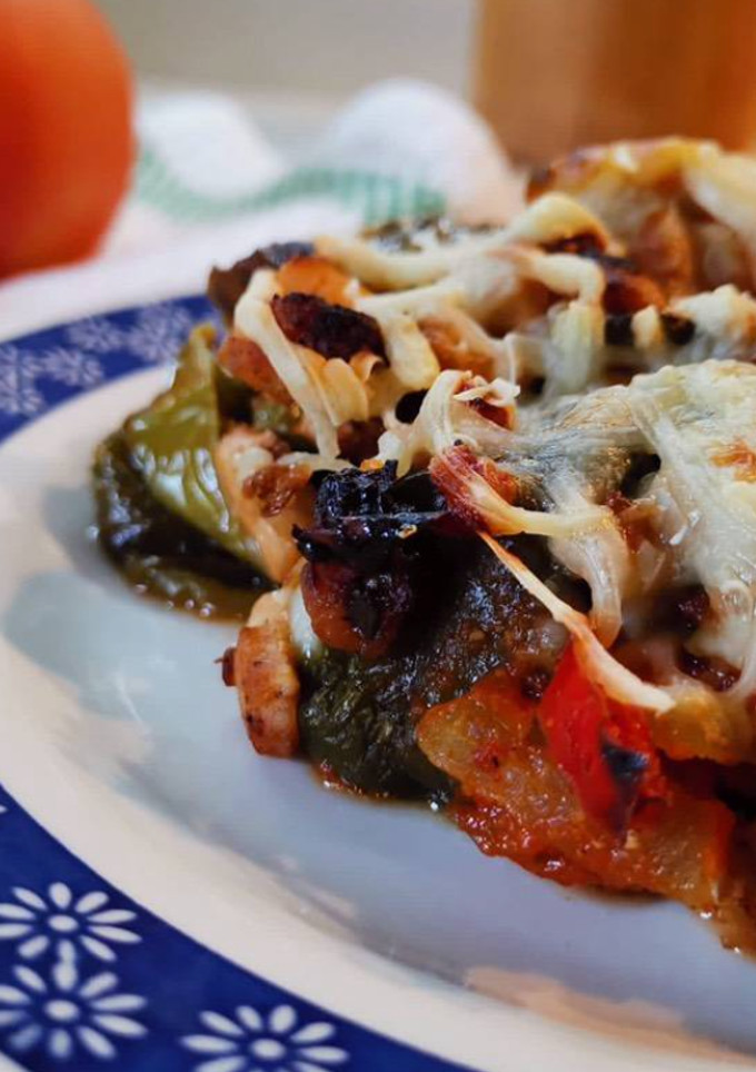 Una foto de Pimientos envueltos con carne y salsa (al estilo árabe) 🌶🍖 💃