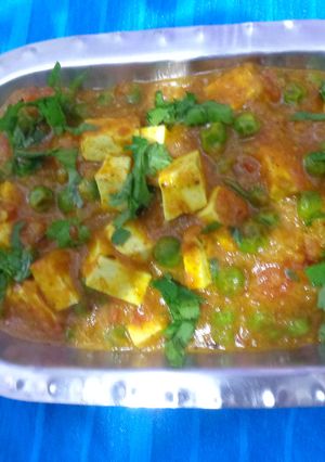 A picture of Matar Paneer.