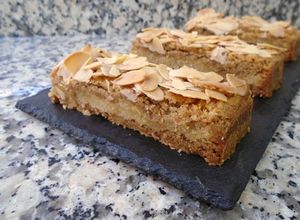 Una foto de Gevulde speculaas o pastel holandés especiado relleno de crema de almendras