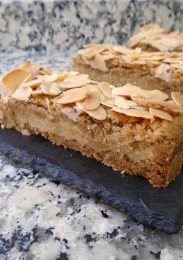 Una foto de Gevulde speculaas o pastel holandés especiado relleno de crema de almendras