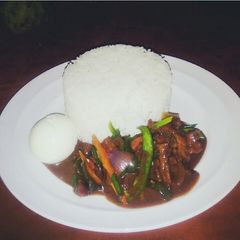 A picture of Shredded beef and veggies in black bean sauce.
