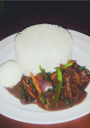 A picture of Shredded beef and veggies in black bean sauce.