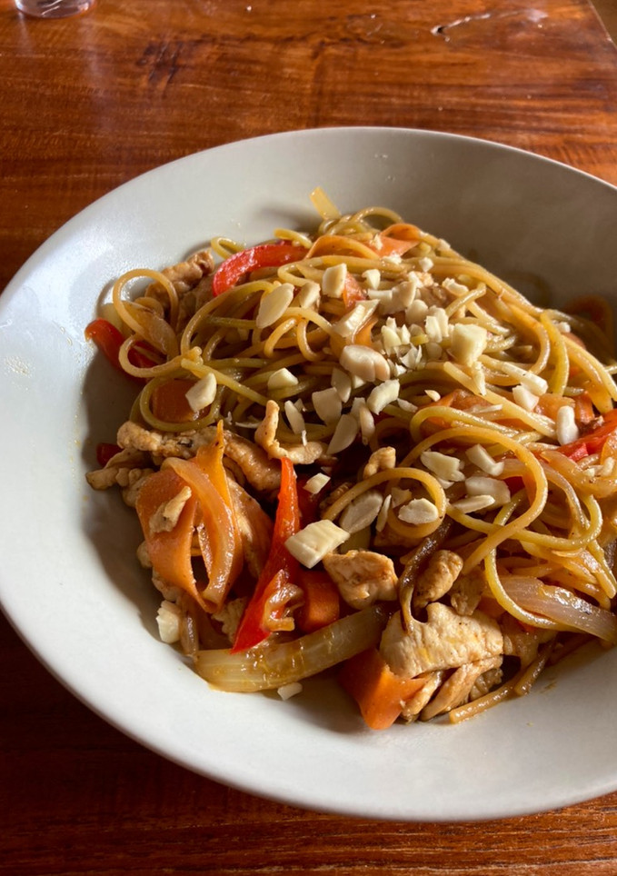 Una foto de Pasta con pollo y verduras