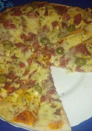 Foto principal de Pizza de jamón serrano, salchichas y aceitunas