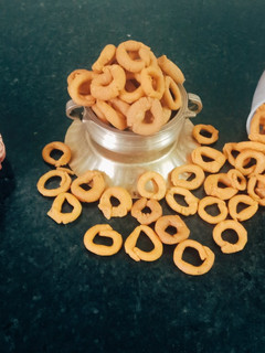 மொறு மொறு ரிங் முறுக்கு(ring murukku recipe in tamil) செய்முறை முக்கிய புகைப்படம்