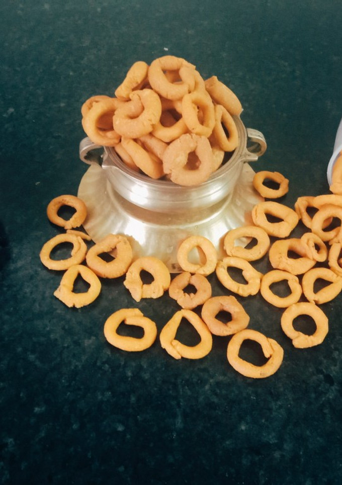 மொறு மொறு ரிங் முறுக்கு(ring murukku recipe in tamil) செய்முறை முக்கிய புகைப்படம்