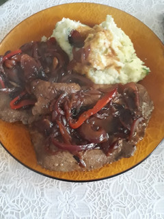 Una foto de Bifes de hígado encebollados