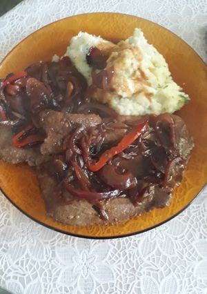 Una foto de Bifes de hígado encebollados