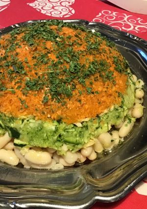 Une photo de Dôme de salade composée marinée (haricots blancs,thon,carottes,courgettes et persil)