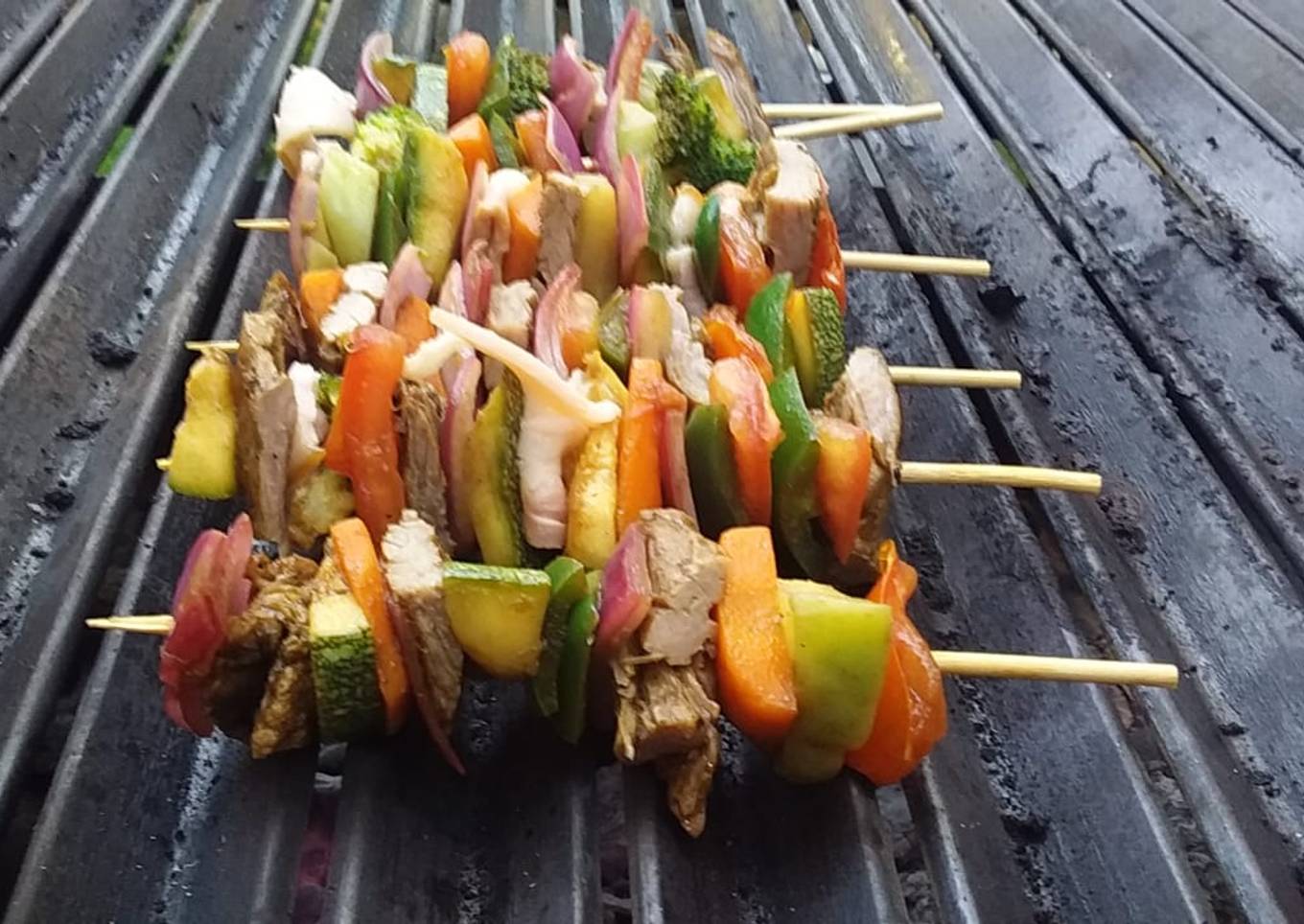 Brochetas de🥩🥓 res al grill 🍄🍅🥦