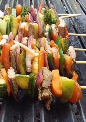 Una foto de Brochetas de🥩🥓 res al grill 🍄🍅🥦