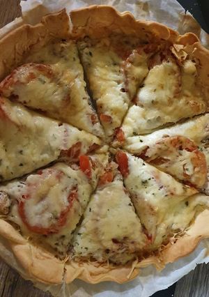 Une photo de Tarte aux thon, fromage ail et fine herbes et tomate