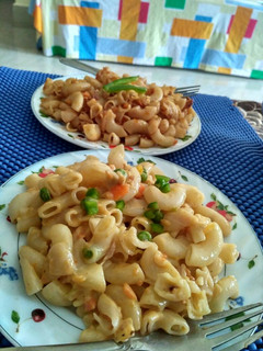 A picture of Cheese macaroni in white sauce.