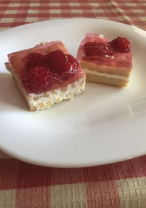 Málnás tejfölös kekszes süti sütés nélkül recept fotója