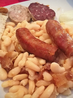 Una foto de Judías blancas con cansalada y botifarras variadas