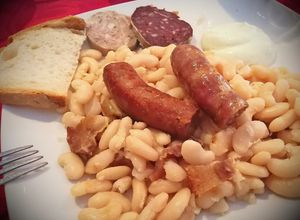 Una foto de Judías blancas con cansalada y botifarras variadas